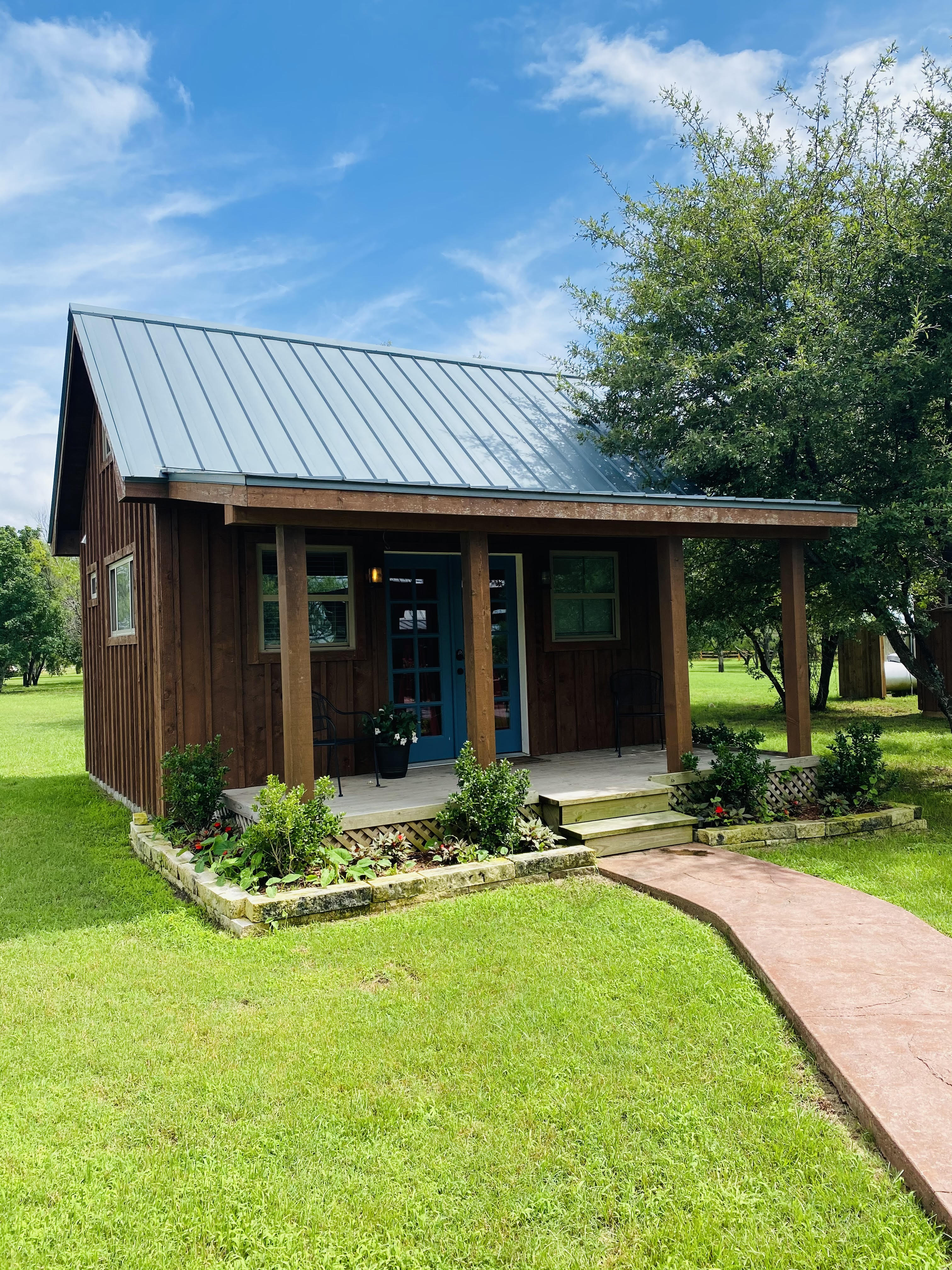 Looking where to stay in Waco, Tx? These tiny cabins in Waco, Texas. Only 10 minutes to Chip and Joanna Gaines Magnolia Market, Magnolia Home and Magnolia Table. A great place to stay in Waco and super affordable