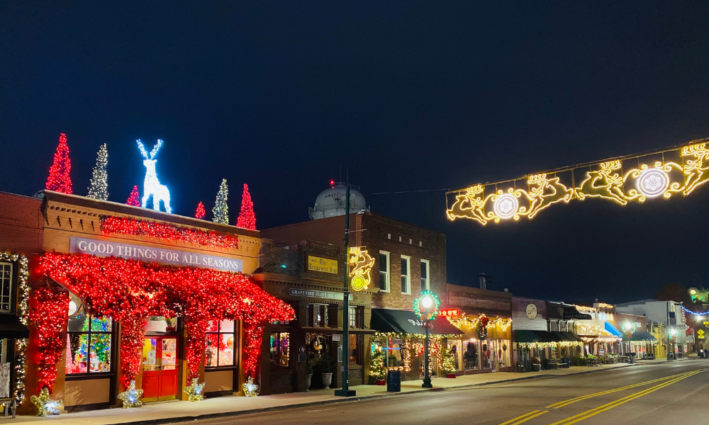 Have yourself a merry little Grapevine Texas Christmas! One of the best small towns in Texas to visit during the holidays for an extra festive getaway 